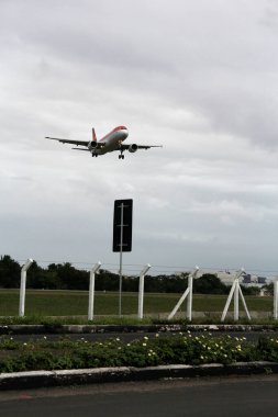 Salvador, Bahia / Brezilya - 14 Nisan 2013: Airbus Avianca 'nın 320-200 sefer sayılı uçağı, Salvador havaalanına iniş yaparken görüldü..