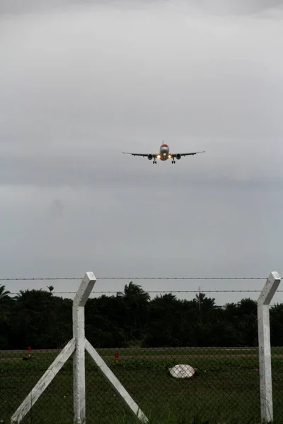 サルヴァドール バヒア ブラジル 4月14 2013 航空機エアバス航空会社Aviancaの320 200は サルバドール市の空港に着陸するためのアプローチ中に見られています — ストック写真