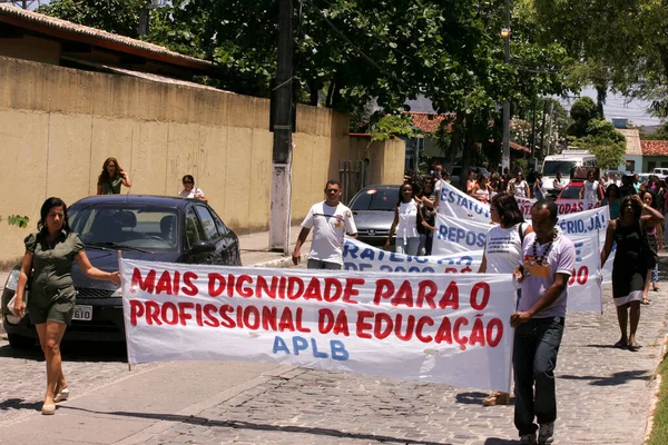 Porto seguro, Bahia / Brezilya - 22 Ekim 2010: Bahia 'nın güneyindeki Porto Seguro kentinde düzenlenen grev sırasında devlet okulu öğretmenleri protesto gösterisi.