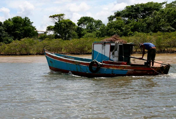 Caravelas Bahia Brazil December 2009 Fiskebåt Ses Segla Caravelas Floden — Stockfoto