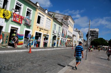 Salvador, Bahia / Brezilya - 23 Mayıs 2015: Salvador şehrinin tarihi merkezinde Praca da Se 'nin eski evleri cephesi. 