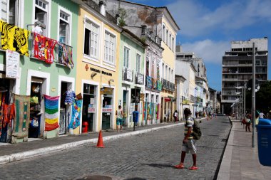 Salvador, Bahia / Brezilya - 23 Mayıs 2015: Salvador şehrinin tarihi merkezinde Praca da Se 'nin eski evleri cephesi.