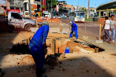 Salvador, Bahia / Brezilya - 5 Aralık 2013: İşçi Salvador 'da bir yürüyüş yolu inşa ediyor.