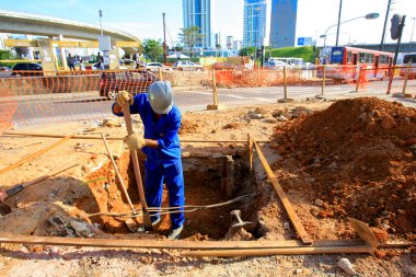 Salvador, Bahia / Brezilya - 5 Aralık 2013: İşçi Salvador 'da bir yürüyüş yolu inşa ediyor.