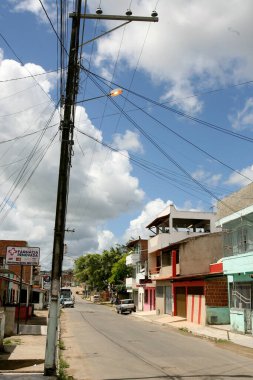 Itabuna, Bahia / Brezilya - 13 Nisan 2012: Itabuna şehrinde sokak lambası direği gün boyunca yanarken görülüyor.