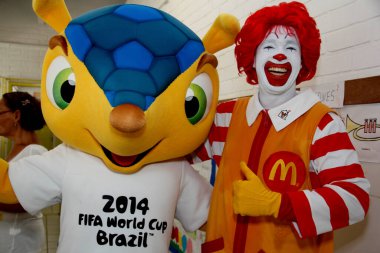 Salvador, Bahia / Brezilya - 24 Mayıs 2013: Ronald McDonald 's ve Fuleco, 2014 Dünya Kupası maskotu, Salvador' da bir devlet okulunda görüldü..
