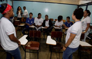 Salvador, Bahia / Brezilya - 18 Ağustos 2015: Devlet okulu öğrencileri Salvador şehrindeki bir okul sınıfında görüldü..