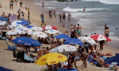 Salvador, Bahia / Brezilya - 23 Kasım 2014: Salvador 'daki Barra plajında insanlar görüldü. * * * Yerel altyazı * *