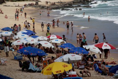 Salvador, Bahia / Brezilya - 23 Kasım 2014: Salvador 'daki Barra plajında insanlar görüldü. * * * Yerel altyazı * *