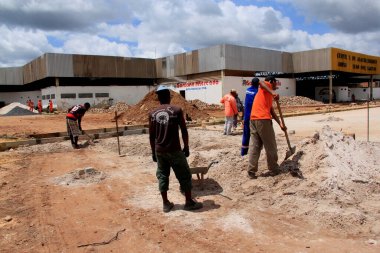 Sao sebastiao do pas, bahia / brrazil - 4 Eylül 2013: Sao Sebastiao do Passe şehrinde kaldırım döşemesi inşaatı sırasında işçiler görülüyor.
