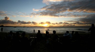 Camamu, bahia / brrazil - 27 Aralık 2011: Camamu şehrinin Barra Grande ilçesindeki Ponta de Muta plajında insanlar gün batımında görülürler..