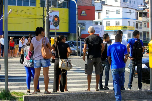 Salvador Bahia Brazil Листопад 2013 Люди Перетинають Вулицю Пішохідній Дорозі — стокове фото