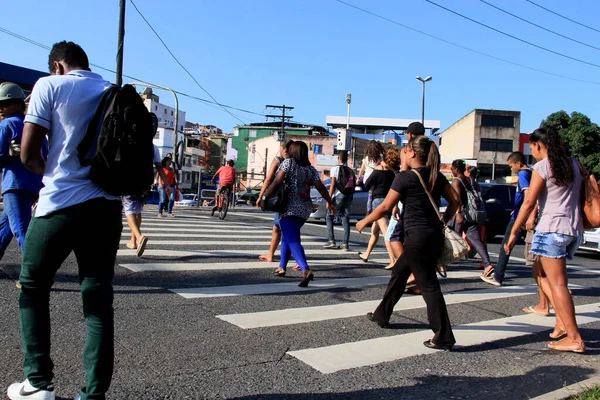 Salvador Bahia Brazil Декабря 2013 Люди Переходят Улицу Пешеходной Дорожке — стоковое фото