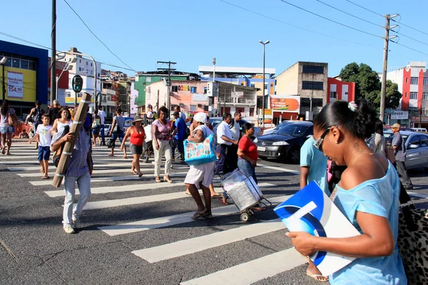 Salvador Bahia Brasil Diciembre 2013 Gente Cruzar Calle Carril Peatonal — Foto de Stock