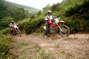 Porto seguro, Bahia / Brezilya - 12 Nisan 2009: Güney Bahia 'daki Porto Seguro şehrinde motokros sırasında motosikletçi