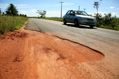 Eunapolis, Bahia / Brezilya - 8 Nisan 2009: Itabela belediyelerini Bahia 'nın güneyindeki Guaratinga' ya bağlayan bir yol olan BA 280 otoyolunda delikler görülüyor.