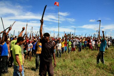 Eunapolis, Bahia / Brezilya - 8 Nisan 2009: Movimento Sente Terra - MST üyeleri, Eunapolis belediyesinin kırsal kesiminde işgal edilen bir çiftliğin işgali sırasında görüldü.