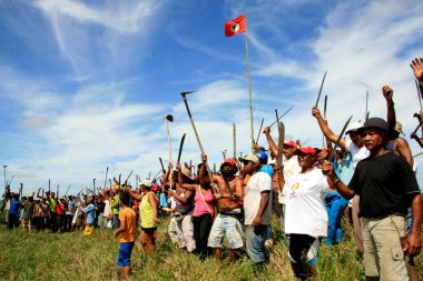 Eunapolis, Bahia / Brezilya - 8 Nisan 2009: Movimento Sente Terra - MST üyeleri, Eunapolis belediyesinin kırsal kesiminde işgal edilen bir çiftliğin işgali sırasında görüldü.