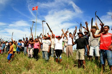 Eunapolis, Bahia / Brezilya - 8 Nisan 2009: Movimento Sente Terra - MST üyeleri, Eunapolis belediyesinin kırsal kesiminde işgal edilen bir çiftliğin işgali sırasında görüldü.