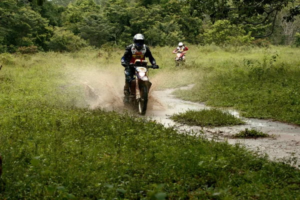 Porto Seguro Bahia Brazilské Duben 2009 Motocyklista Během Motokros Enduro — Stock fotografie