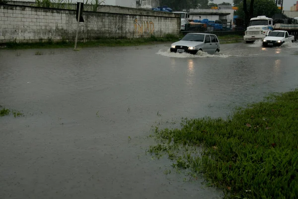 Eunapolis Bahia Brasilien April 2009 Fahrzeugverkehr Überschwemmten Gebiet Auf Der — Stockfoto