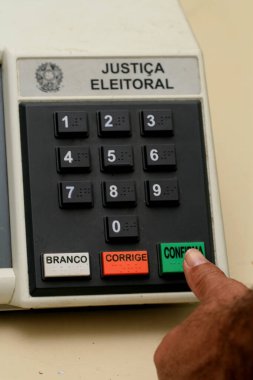 Eunapolis, Bahia / Brezilya - 1 Ekim 2008: Brezilya 'daki seçimlerde kullanılan ve Eunapolis şehrinde görülen Eleitora Bölge Mahkemesi' nin elektronik oy sandığı