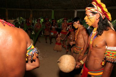 Porto seguro, Bahia / Brezilya - 14 Nisan 2009: Pataxo yerlileri Bahia 'nın güneyindeki Porto Seguro şehrindeki Jaqueira köyünde görüldü.