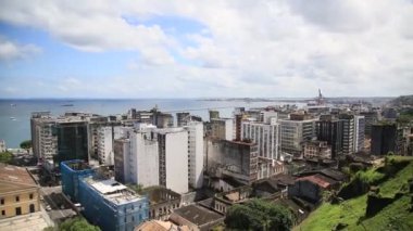 Salvador, Bahia, Brezilya - 9 Eylül 2020: Salvador şehrindeki Comercio semtindeki binaların manzarası.