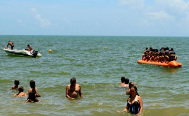 Porto seguro, Bahia / Brezilya - 8 Ocak 2009: Porto Seguro sahilinde muz teknesi olarak bilinen bir gemide insanlar görüldü..
