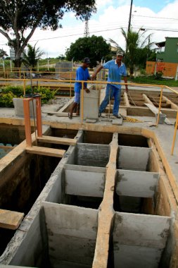 Eunapolis, Bahia / Brezilya - 1 Şubat 2009: işçiler Eunapolis kentindeki Embasa 'nın su arıtma tesisini temizlemek için çalışıyorlar.