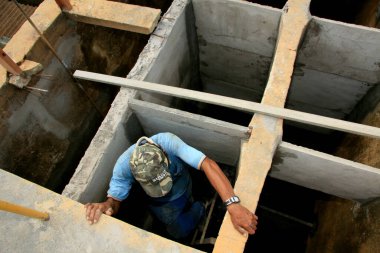 Eunapolis, Bahia / Brezilya - 1 Şubat 2009: işçiler Eunapolis kentindeki Embasa 'nın su arıtma tesisini temizlemek için çalışıyorlar.