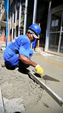 Salvador, Bahia / Brezilya - 8 Eylül 2020: Tuğlacılar Salvador şehrinde Comercio mahallesinde bir kaldırım inşaatında çalışıyorlar..