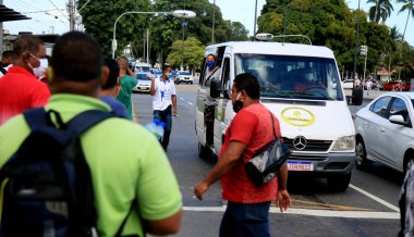 Salvador, Bahia / Brezilya - 8 Eylül 2020: Alternatif ulaşım aracı Salvador 'daki Comercio mahallesinde yolcu ararken görüldü.