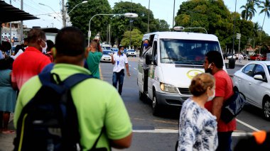 Salvador, Bahia / Brezilya - 8 Eylül 2020: Alternatif ulaşım aracı Salvador 'daki Comercio mahallesinde yolcu ararken görüldü.