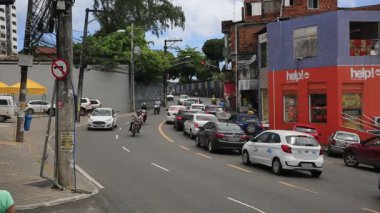 Salvador, Bahia, Brezilya - 9 Aralık 2020: Salvador kentindeki kamu yollarında araçların hareketi.