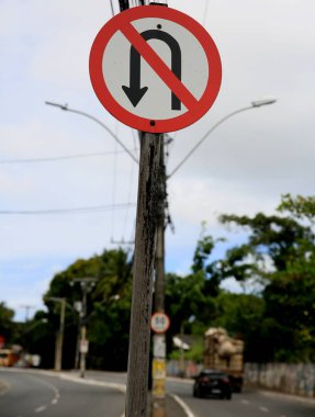 Salvador, Bahia / Brezilya - 11 Eylül 2020: trafik işareti Salvador Cabula mahallesinde sokağa dönmenin yasak olduğunu gösteriyor..