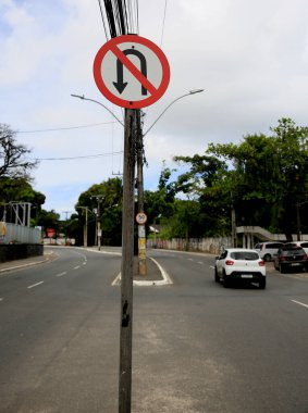 Salvador, Bahia / Brezilya - 11 Eylül 2020: trafik işareti Salvador Cabula mahallesinde sokağa dönmenin yasak olduğunu gösteriyor..