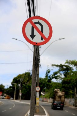 Salvador, Bahia / Brezilya - 11 Eylül 2020: trafik işareti Salvador Cabula mahallesinde sokağa dönmenin yasak olduğunu gösteriyor..