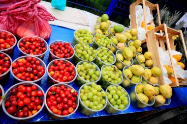 Salvador, Bahia / Brezilya - 11 Eylül 2020: acerola, guava ve üzüm meyveleri Salvador şehrinde sokakta satılmaktadır.. 