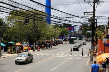 Salvador, Bahia / Brezilya - 11 Eylül 2020: Salvador 'da Cabula mahallesinde insanlar ve araçlar görüldü..