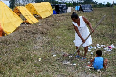 Eunapolis, Bahia / Brezilya - 8 Nisan 2009: Movimento Sente Terra - MST üyeleri, Eunapolis belediyesinin kırsal kesiminde işgal edilen bir çiftliğin işgali sırasında görüldü.