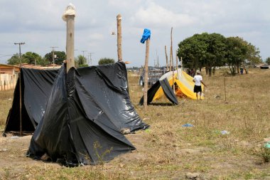 Eunapolis, Bahia / Brezilya - 8 Nisan 2009: Movimento Sente Terra - MST üyeleri, Eunapolis belediyesinin kırsal kesiminde işgal edilen bir çiftliğin işgali sırasında görüldü.