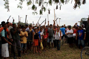 Eunapolis, Bahia / Brezilya - 8 Nisan 2009: Movimento Sente Terra - MST üyeleri, Eunapolis belediyesinin kırsal kesiminde işgal edilen bir çiftliğin işgali sırasında görüldü.