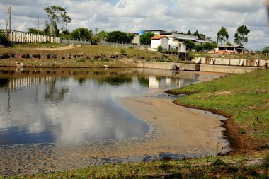 Eunapolis, Bahia / Brezilya - 21 Ekim 2008: Güney Bahia 'daki Eunapolis şehrinde endüstriyel atık su göleti görülmektedir.