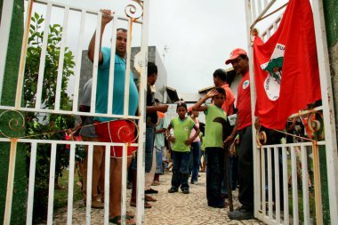 Santa Cruz Cabralia, Bahia / Brezilya - 27 Kasım 2008: Landless Movement üyesi - MST - Santa Cruz Cabralia şehrinin ipeklilerinin işgali sırasında protesto etmek için görüldü..