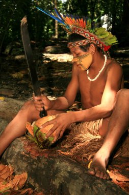 Porto seguro, Bahia / Brezilya - 14 Nisan 2009: Pataxo yerlileri Bahia 'nın güneyindeki Porto Seguro şehrindeki Jaqueira köyünde görüldü.