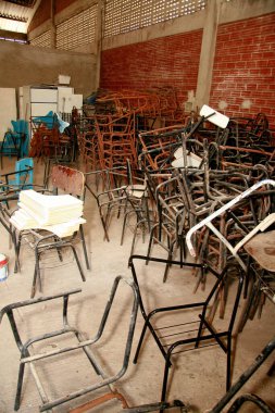Eunapolis, Bahia / Brezilya - 10 Mart 2009: Eunapolis 'teki Belediye Okulu' nda kırık sınıf mobilyaları görülüyor. * * * Yerel altyazı * *