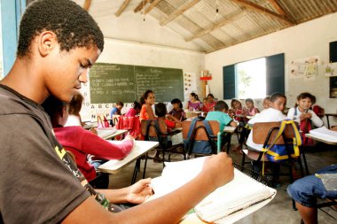 itabela, Bahia / Brezilya - 15 Eylül 2009: Itabela kentinin kırsal kesimindeki öğrenciler ve öğretmenler. * * * Yerel altyazı * * .