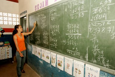 itabela, Bahia / Brezilya - 15 Eylül 2009: Itabela kentinin kırsal kesimindeki öğrenciler ve öğretmenler. * * * Yerel altyazı * * .