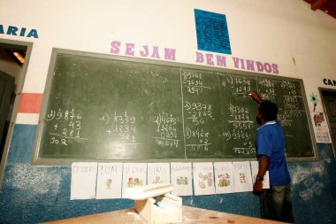 itabela, Bahia / Brezilya - 15 Eylül 2009: Itabela kentinin kırsal kesimindeki öğrenciler ve öğretmenler. * * * Yerel altyazı * * .